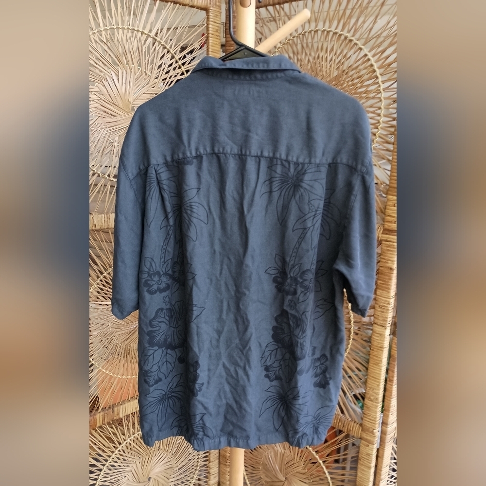 Tommy Bahama 100% Silk Navy Floral Button-Up Shirt_Large - Picture 4 of 4